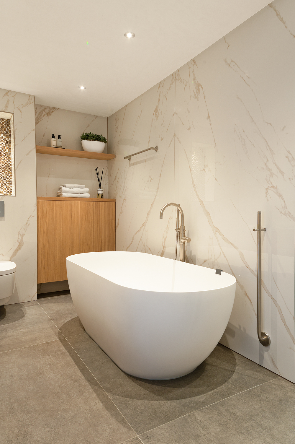 Foto : Project: lichte badkamer met vrijstaand bad | Luca Sanitair