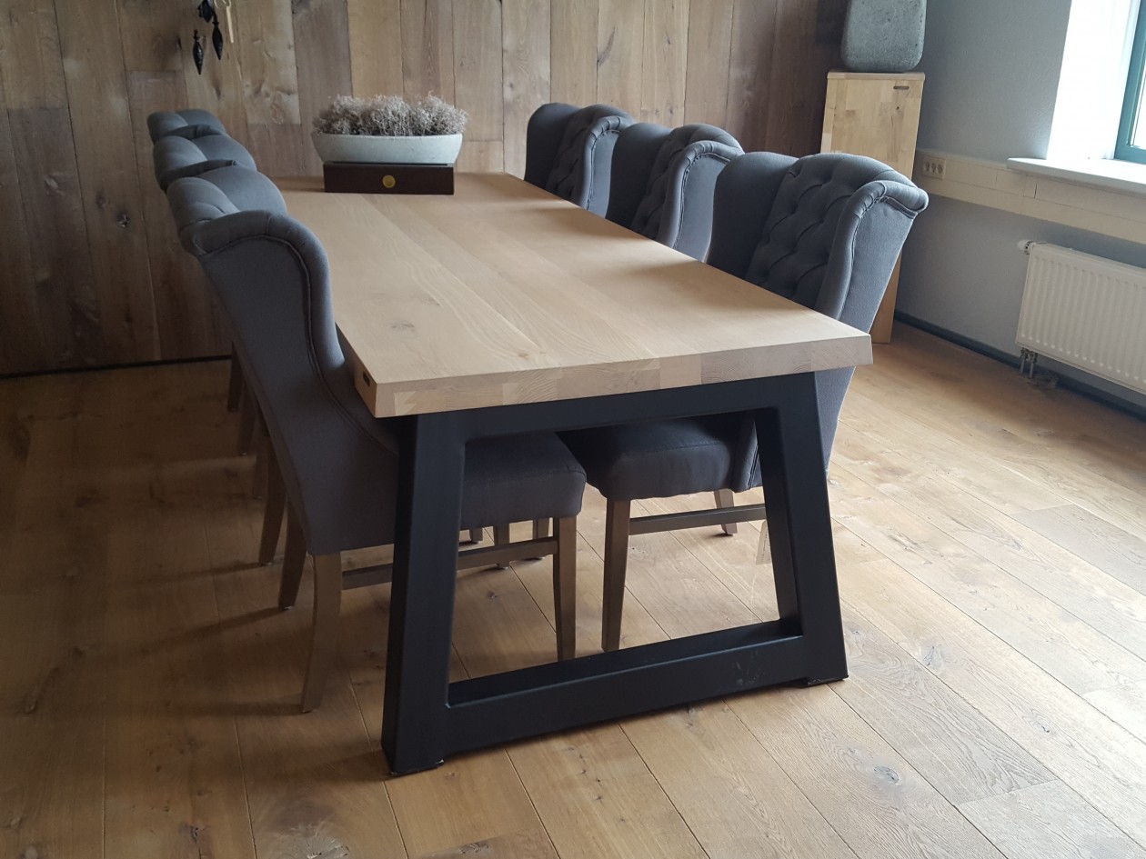Houten tafel met metalen poten - meubels woonkamer - Wonen.nl