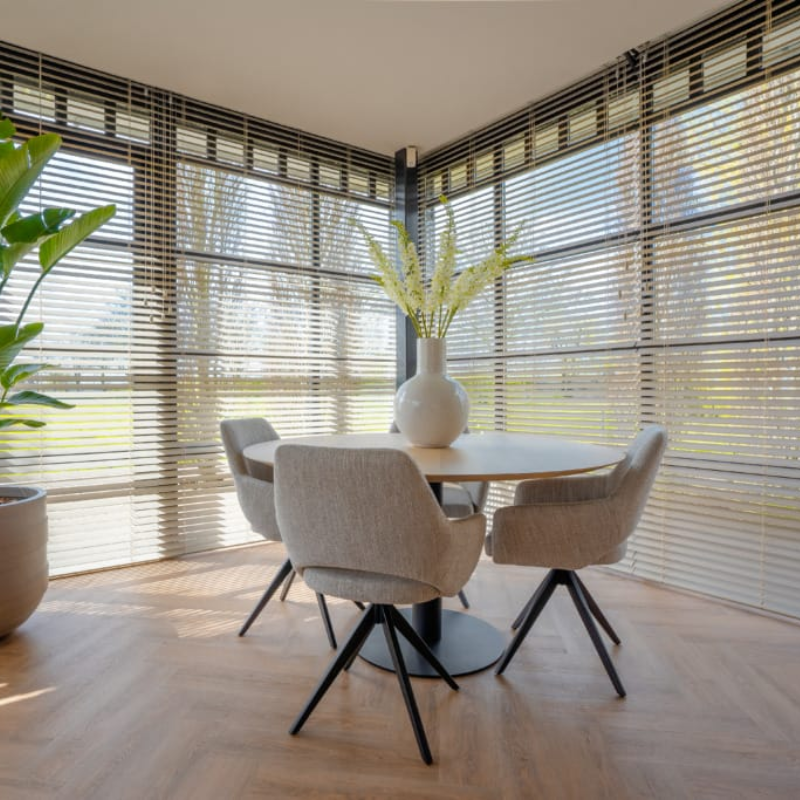 Foto: Binnenkijken bij een moderne villa met natuurlijke tinten