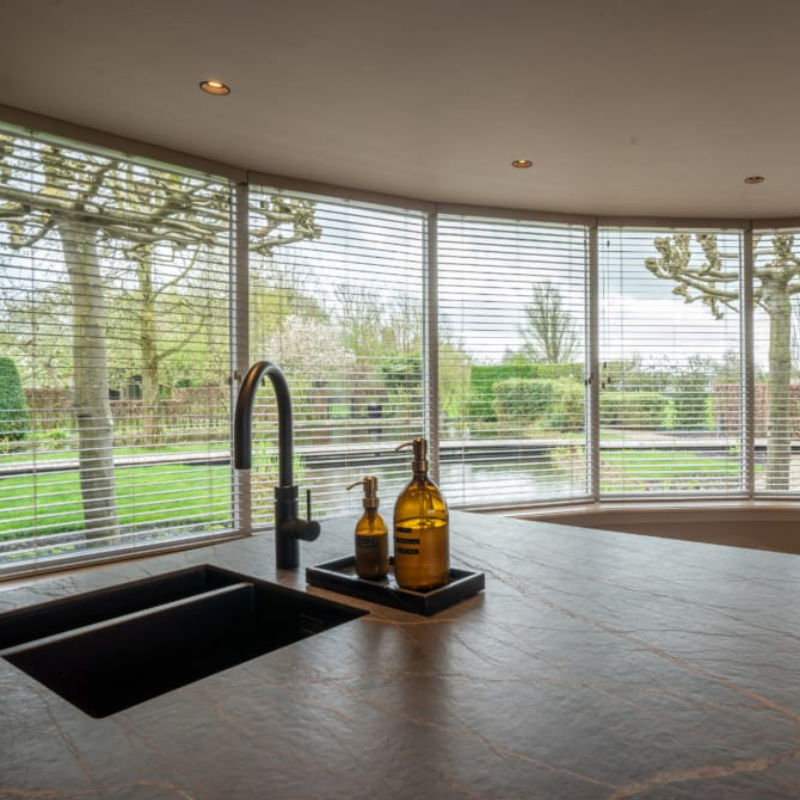 Foto: Binnenkijken bij een moderne villa met natuurlijke tinten  5 