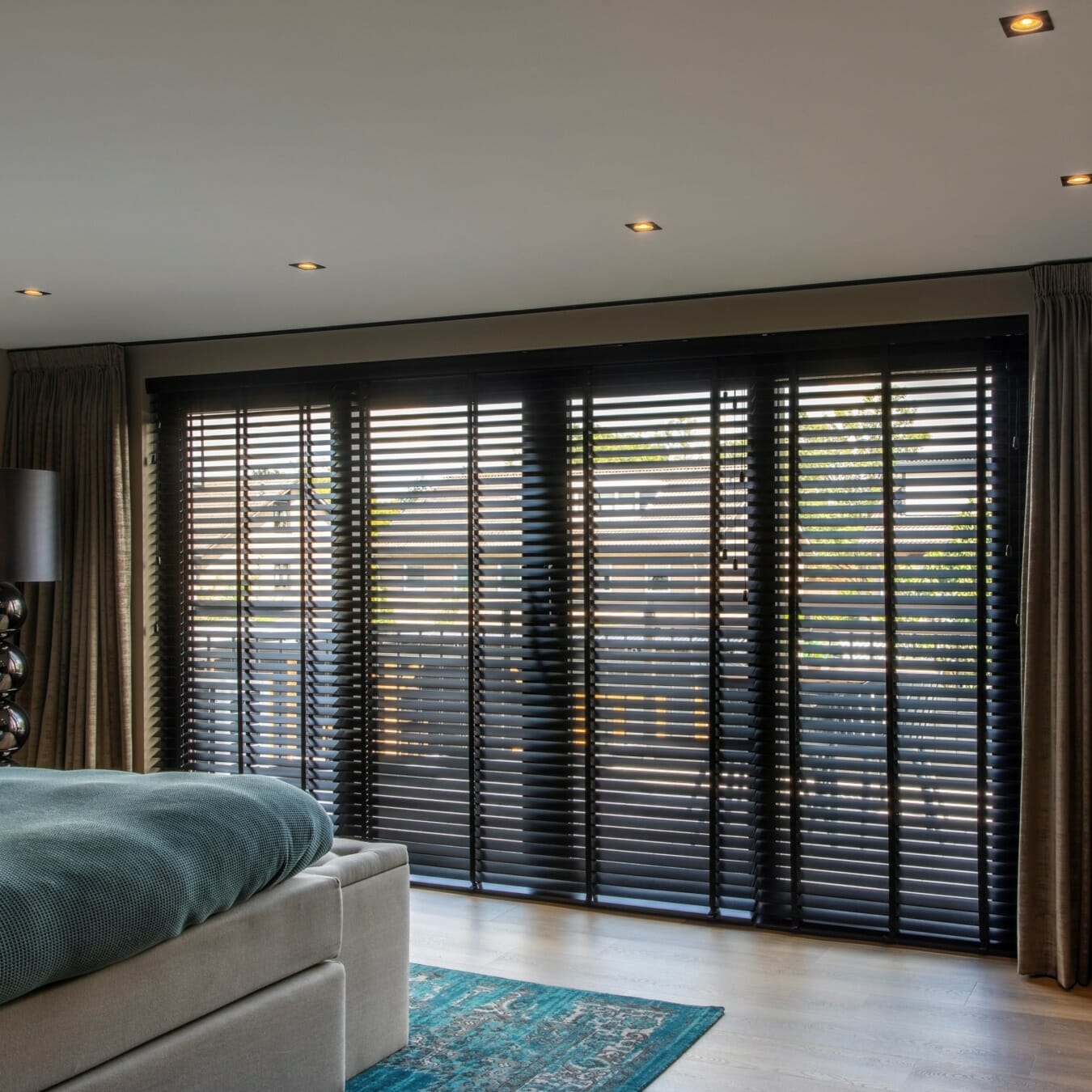 de ober Psychologisch sirene Creëer een hotel chique slaapkamer met raamdecoratie - gordijnen-lamellen -  slaapkamer - WONEN.nl