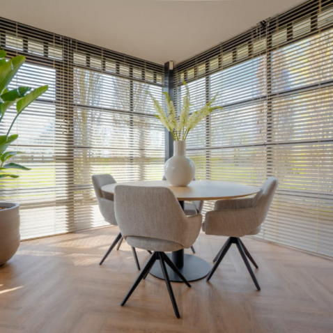 Foto : Binnenkijken bij een moderne villa met natuurlijke tinten