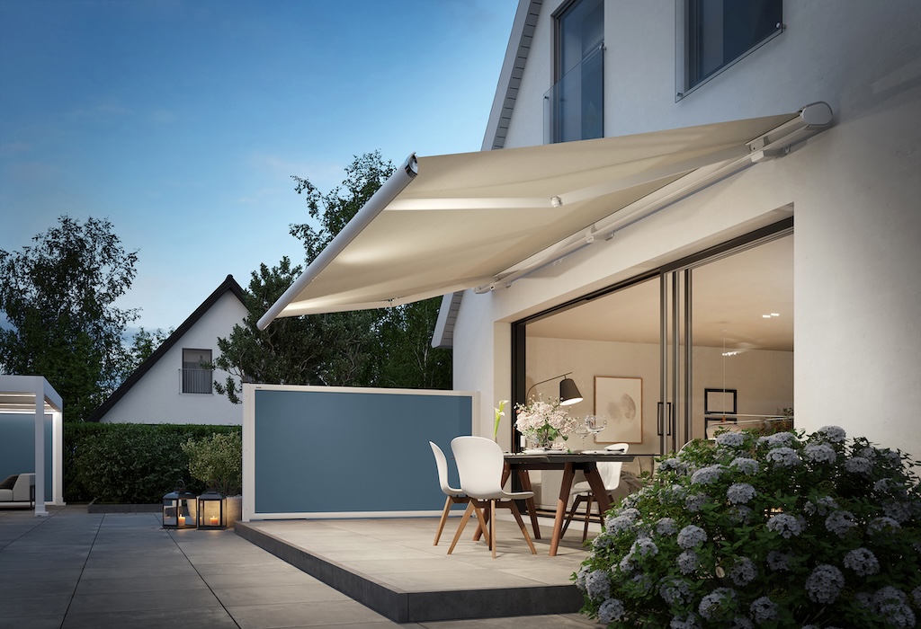 Foto: markilux 6000 Spotbeleuchtung Ausfallprofil und blaues Seitenelement markilux format