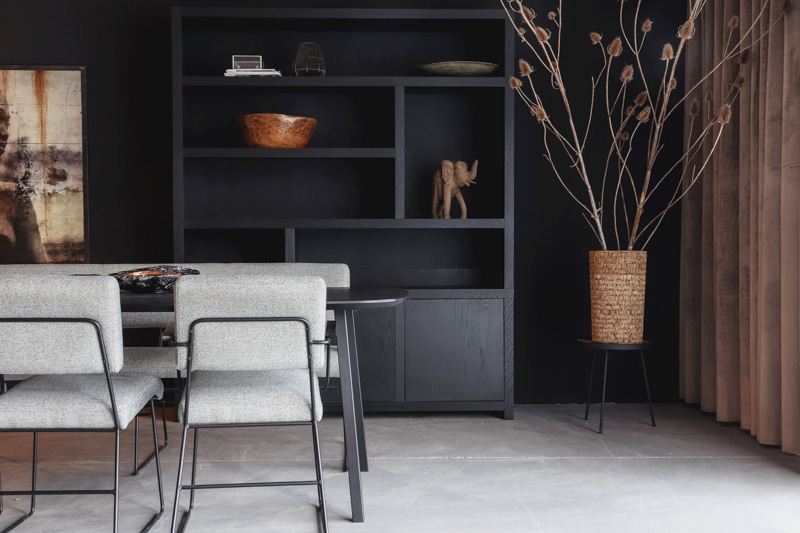 Zwarte meubels het interieur - woonkamer - WONEN.nl