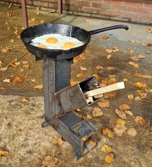 Foto: Rocket stove  eieren bakken