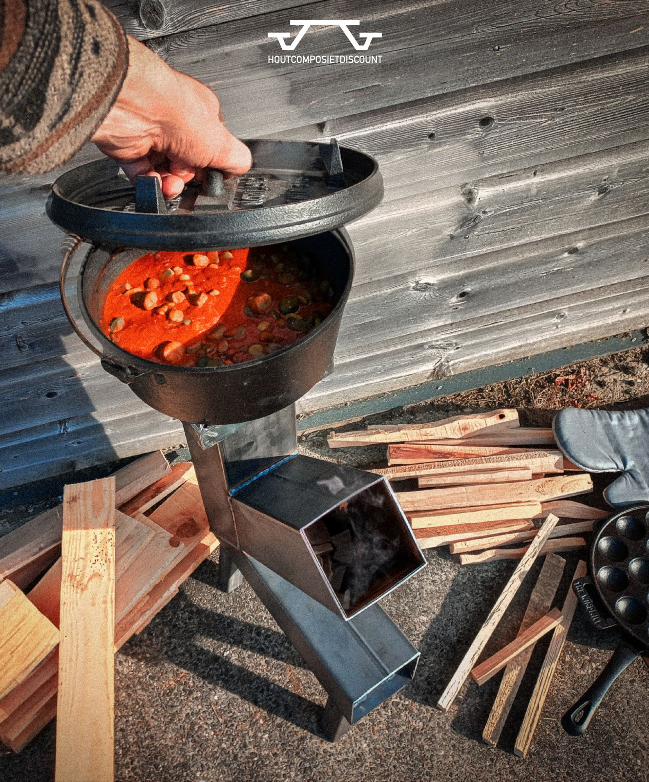 Foto: Rocket stove met gietijzeren pan  2 