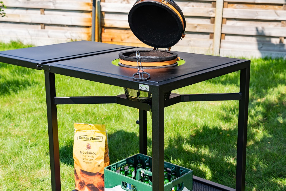 kamado bbq meubel op wielen, mooi mat zwart gecoat. buitenkoken