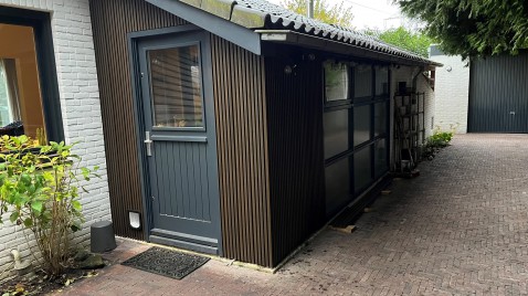 Foto : Rhombus wandpanelen, kunststof gevelbekleding voor buiten. Moderne houtlook profielen, latjes wand.