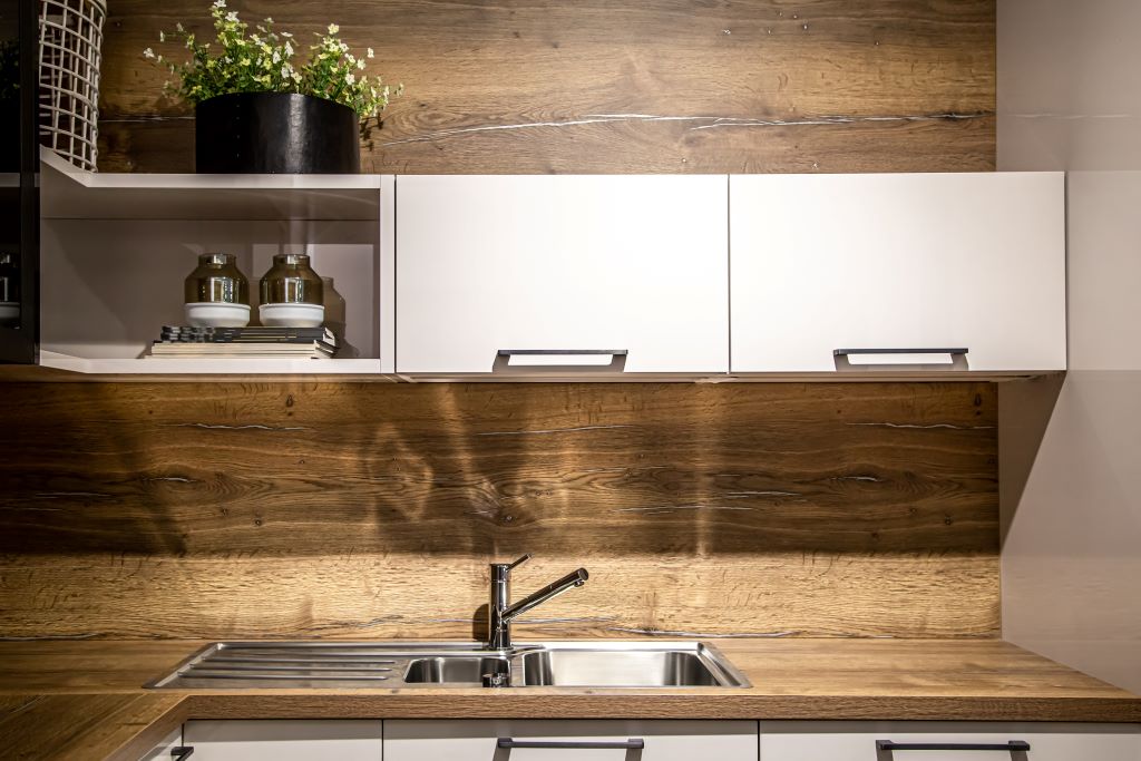 Foto: modern-wooden-kitchen-interior-steel-kitchen-faucet