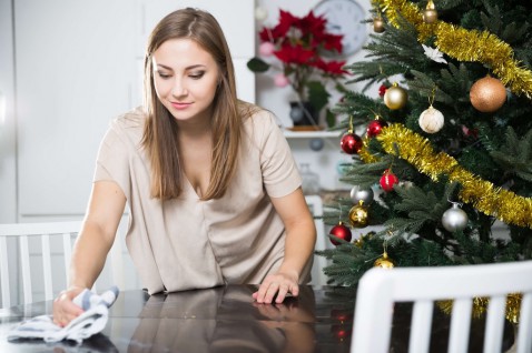 Foto : 46% voelt druk om schoon te maken rond kerst: vooral vrouwen en gezinnen met kinderen