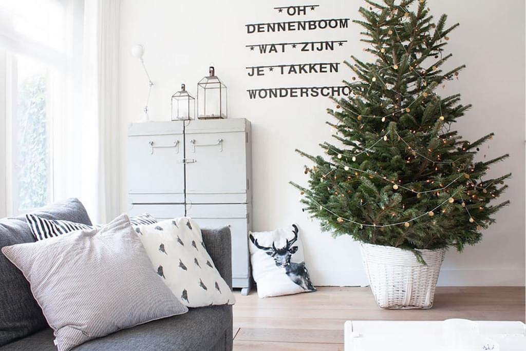 Verleiding Savant toevoegen aan Een kerstboom in huis: echt of nep? - woonaccessoire - woonkamer - WONEN.nl