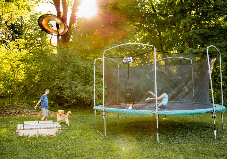 Dinkarville Aan boord gevaarlijk Verras je kinderen met een trampoline in de tuin - buitenspeelgoed -  tuin-serre-overkapping - WONEN.nl