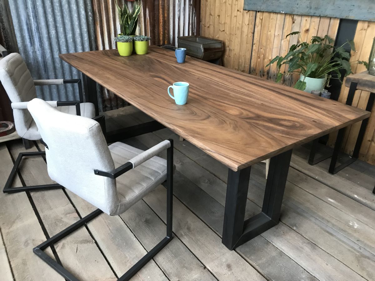 Foto : Suar tafel met smalle u-poot