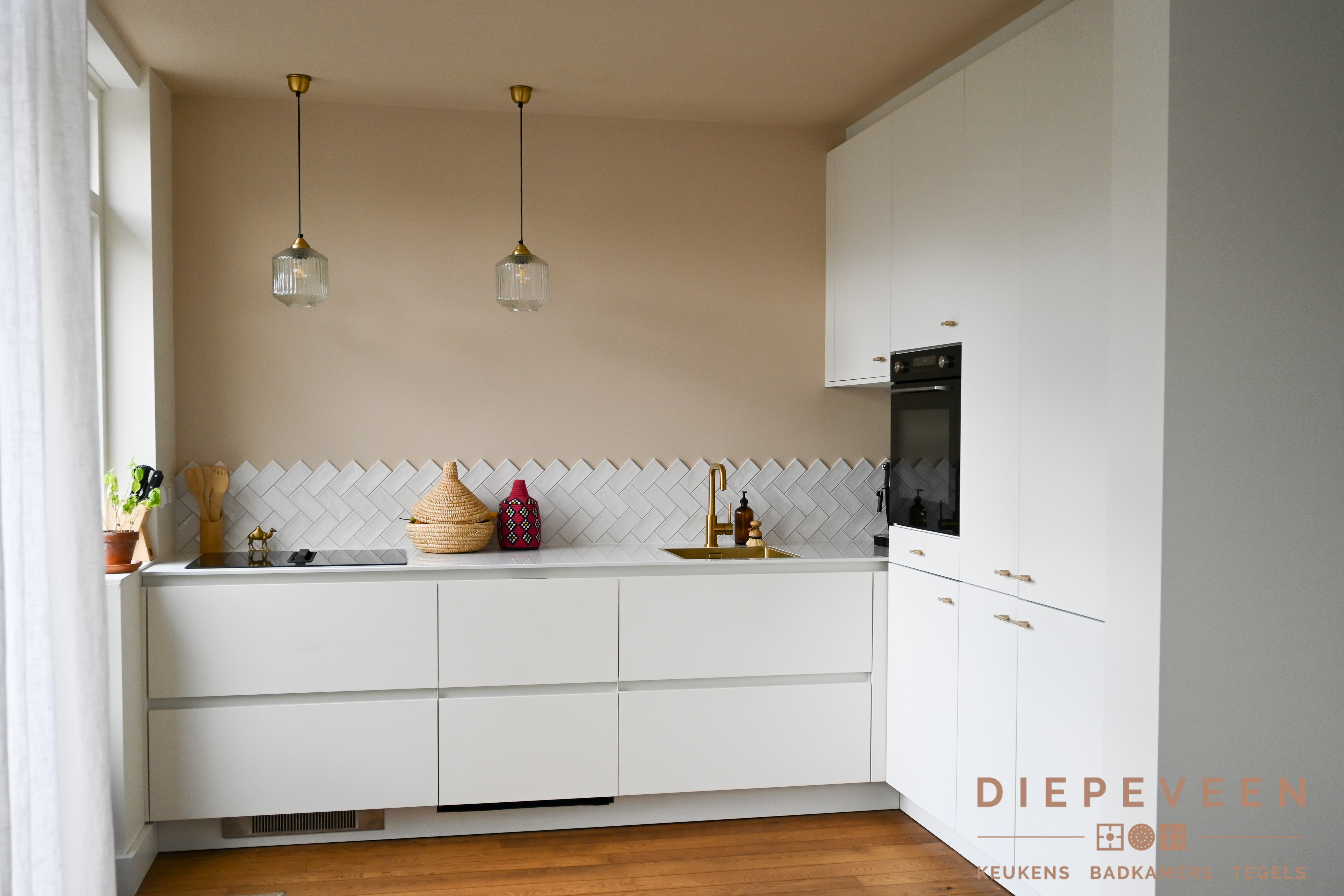 waarde voorwoord staking Witte keuken met goudlook grepen en wasbak - designkeuken - keuken -  WONEN.nl