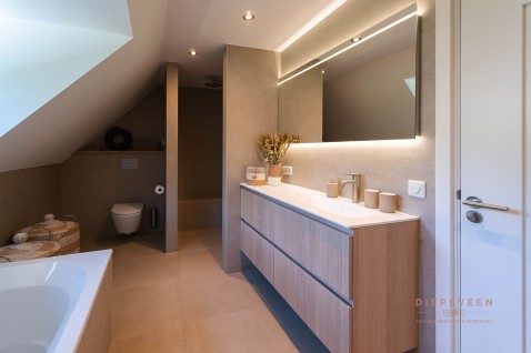 Foto : Warme moderne badkamer