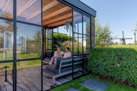 Foto : Breid je tuinkamer uit met een glazen wandsysteem van Metalura