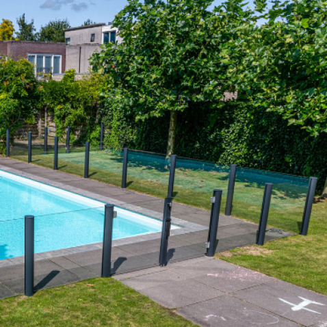 Foto : Met een glazen windscherm  kunt u heerlijk beschut van de wind genieten zowel in uw tuin of terras