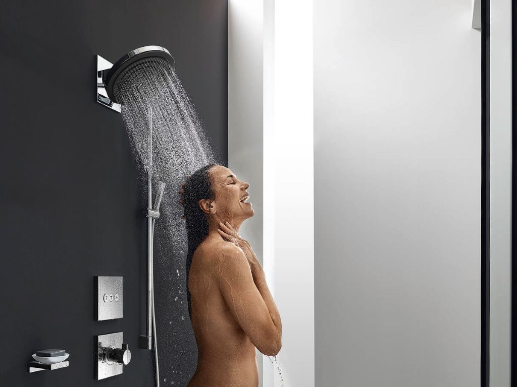 Foto: Wonennl Pulsify Gallery Woman in Shower Happy