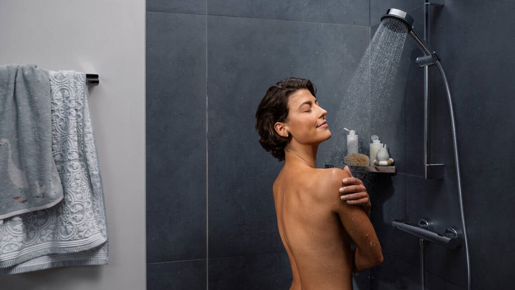 Foto: Wonennl ecostat fine shower ambiance woman showering