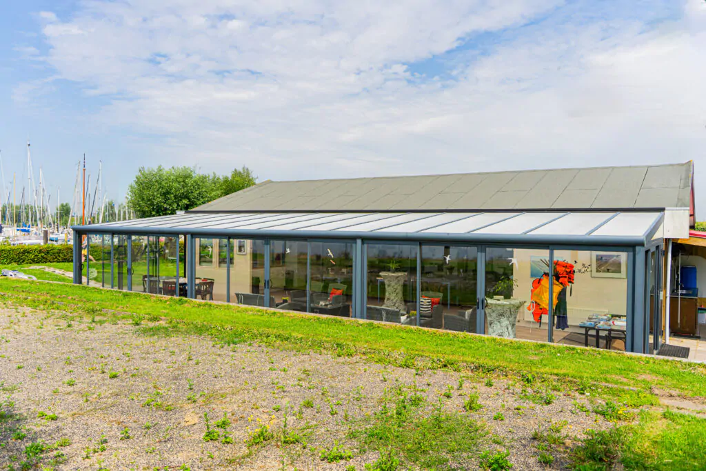 Foto : Een zonnig plekje aan het water: onze veranda bij jachthaven De Put