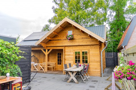 Foto : Van tekening naar tuin: een uniek chalet in Zwijndrecht