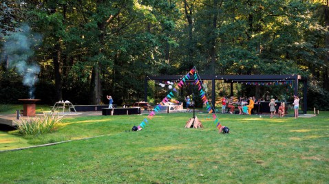 Foto : Kinderfeestje in je eigen tuin met een terrasoverkapping van Renson