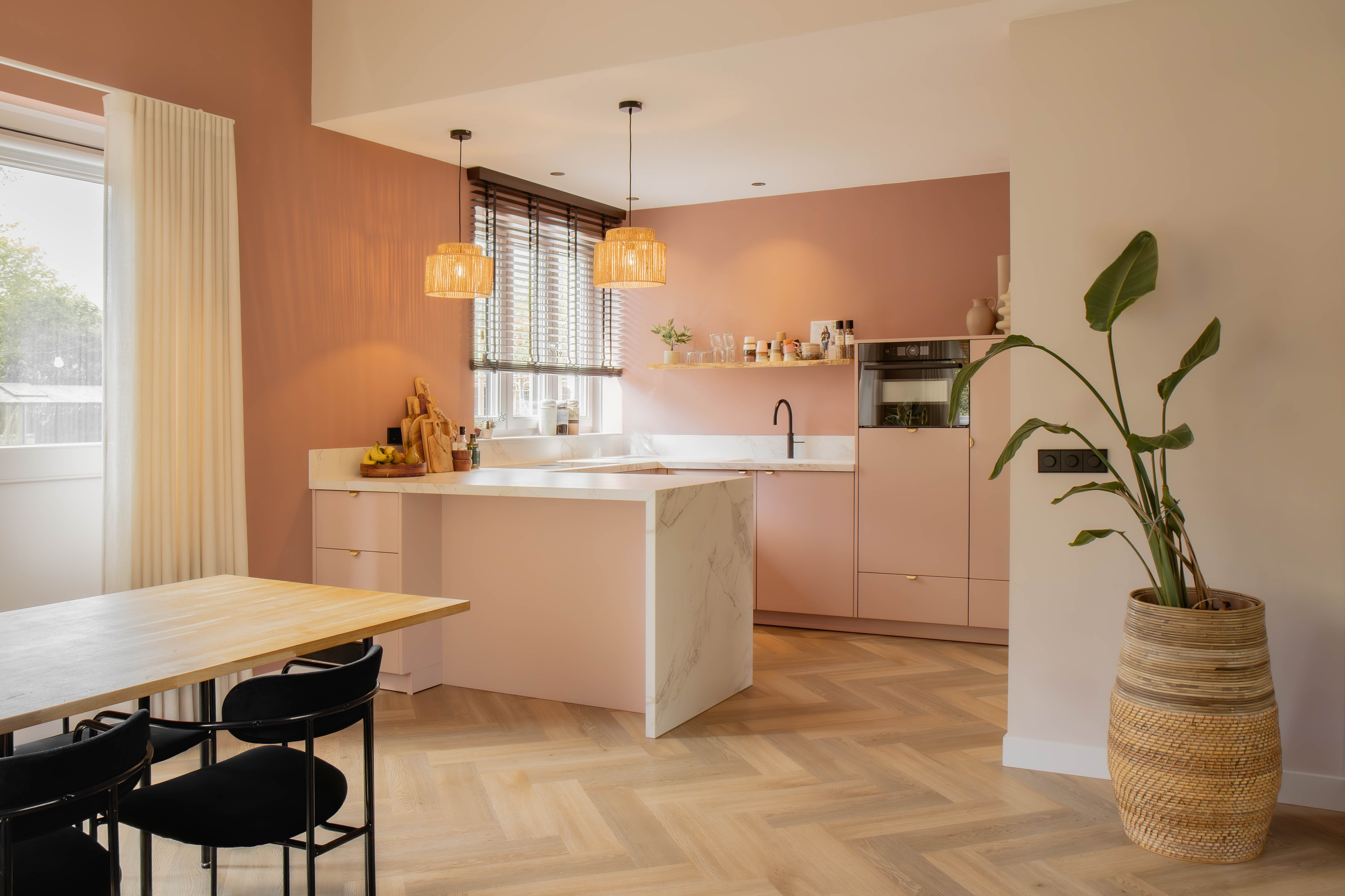 Foto : Moderne roze keuken met marmerlook werkblad