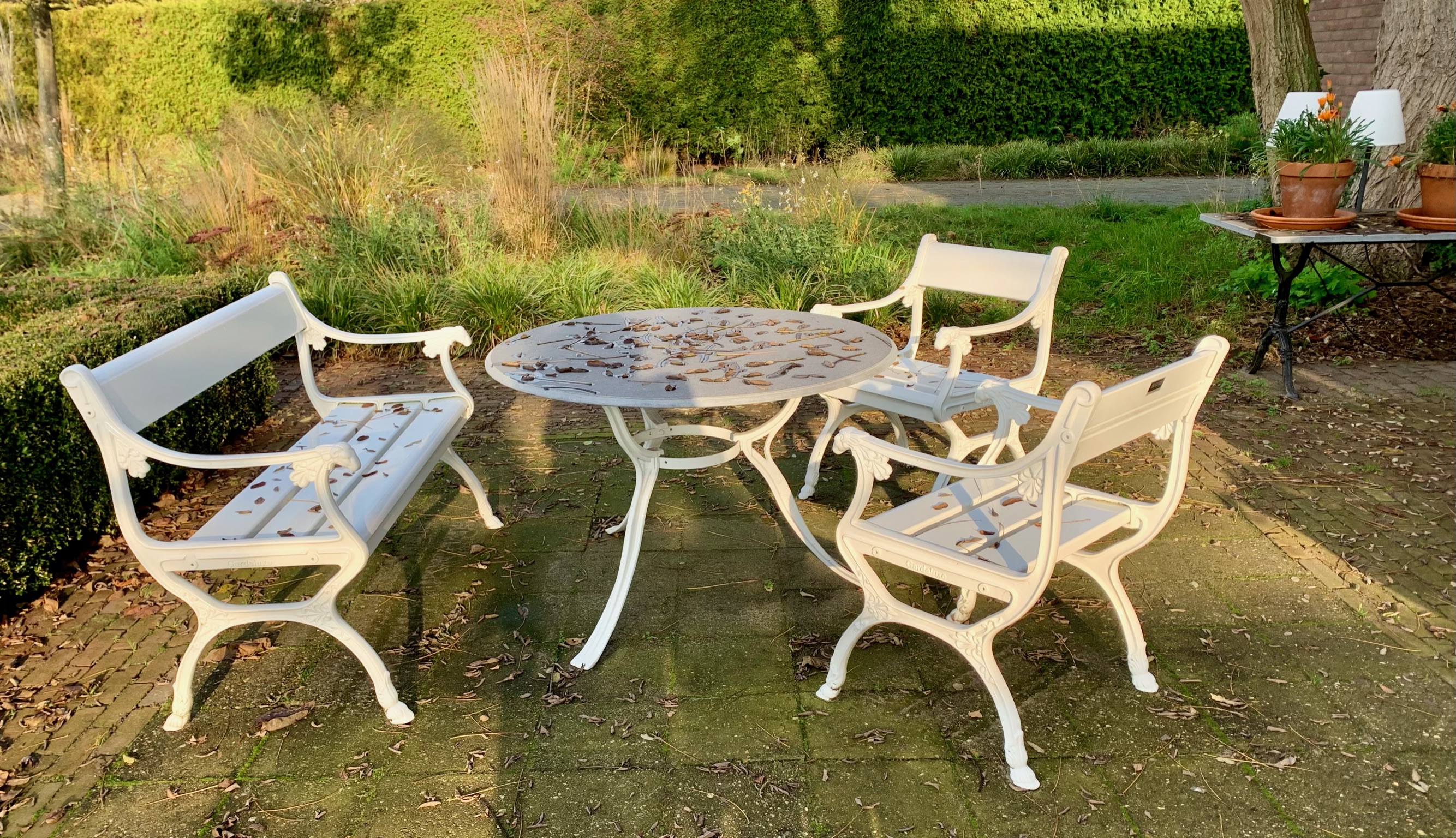 Foto: Afrodite Gardeluxe tuinbank   tuinstoelen   Hefaistos ronde tafel   Herfst