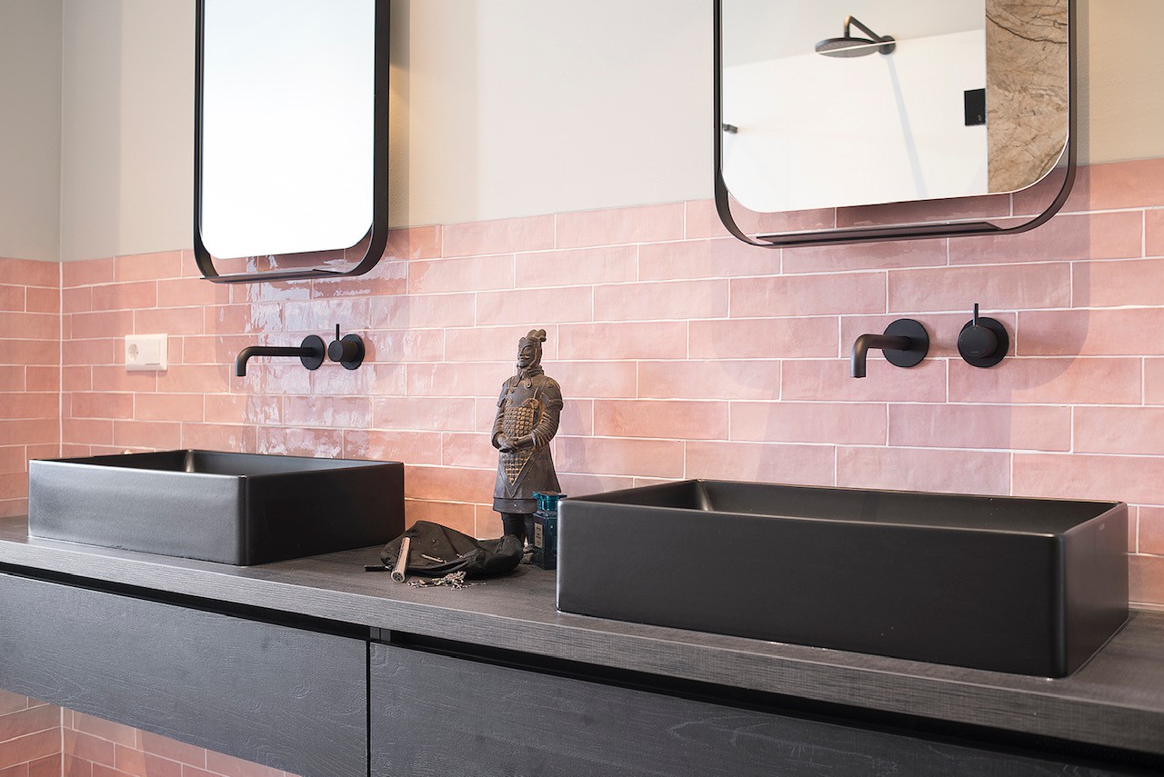 roze badkamer met zwarte elementen | - complete- badkamer - badkamer - WONEN.nl