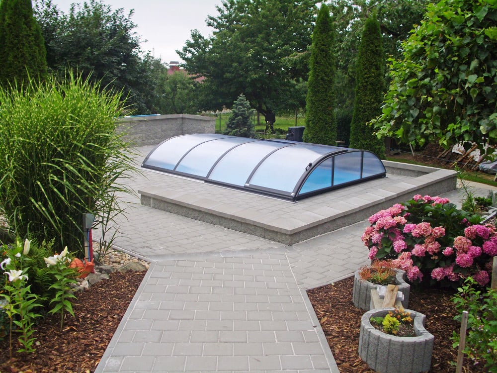 Foto: Wonennl Axess zwembadoverkapping azure flat in de tuin