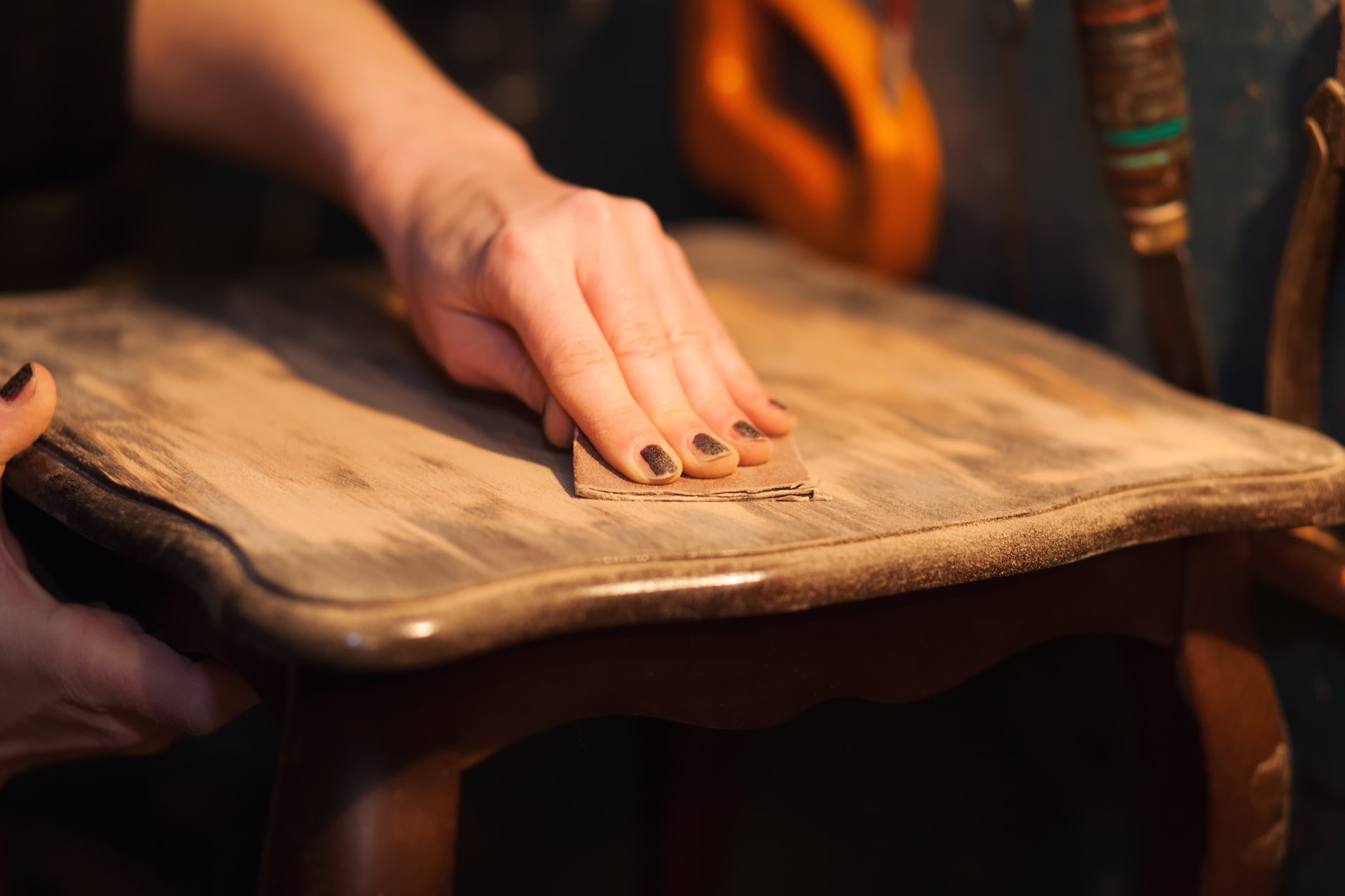 Tafel schuren om te kunnen lakken