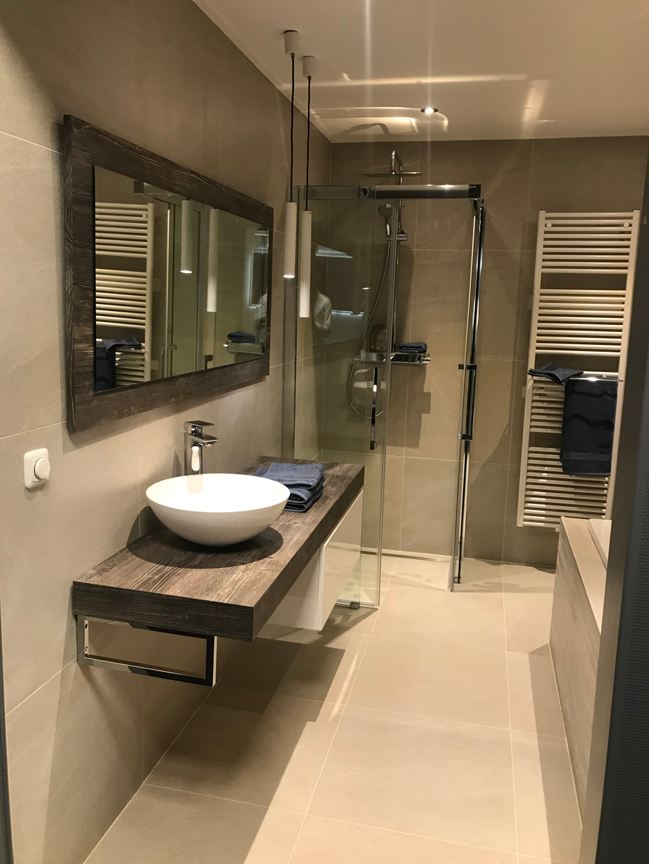 Iedereen teksten versieren Badkamer met prachtige tegel in lichte zandkleur - complete-badkamer -  badkamer - WONEN.nl