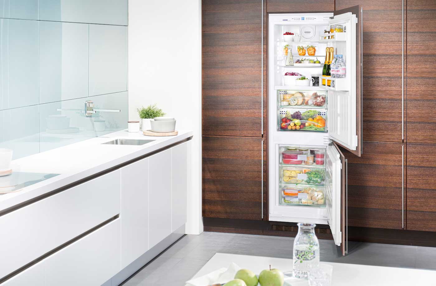 встраиваемый холодильник в интерьере кухни